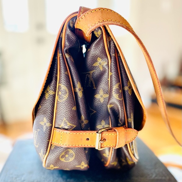 Authentic Vintage Louis Vuitton Saumur 30 Crossbody - Picture 7 of 16